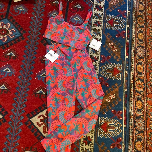 BEACH RIOT SPORT ACTIVEWEAR SET PANTS AND TOP LEGGINGS BRA NWT MEDIUM YOGA